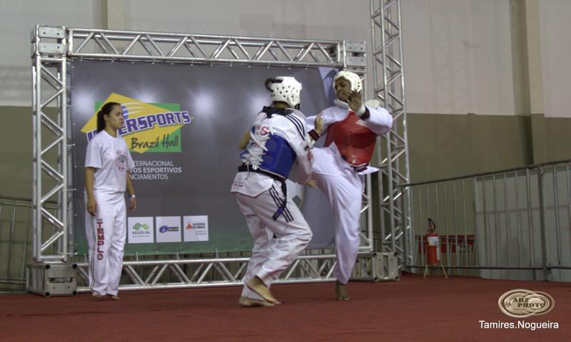Combate e demonstração técnica de Taekwondo