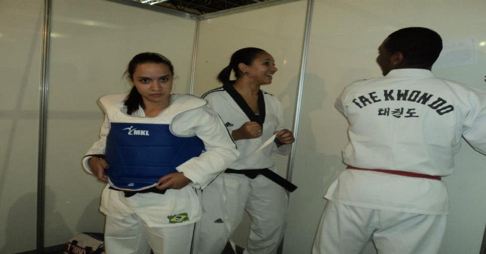 Atletas em vestimenta oficial de Taekwondo