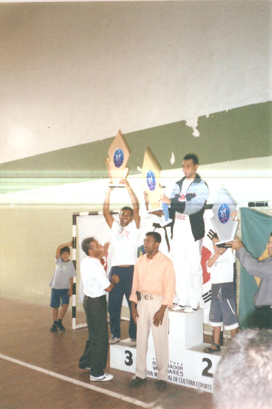 Pódio de campeões de Taekwondo em torneio oficial