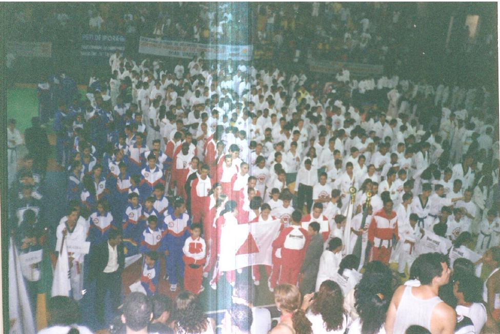 Abertura de campeonato no Ginásio Mineirinho com centenas de atletas